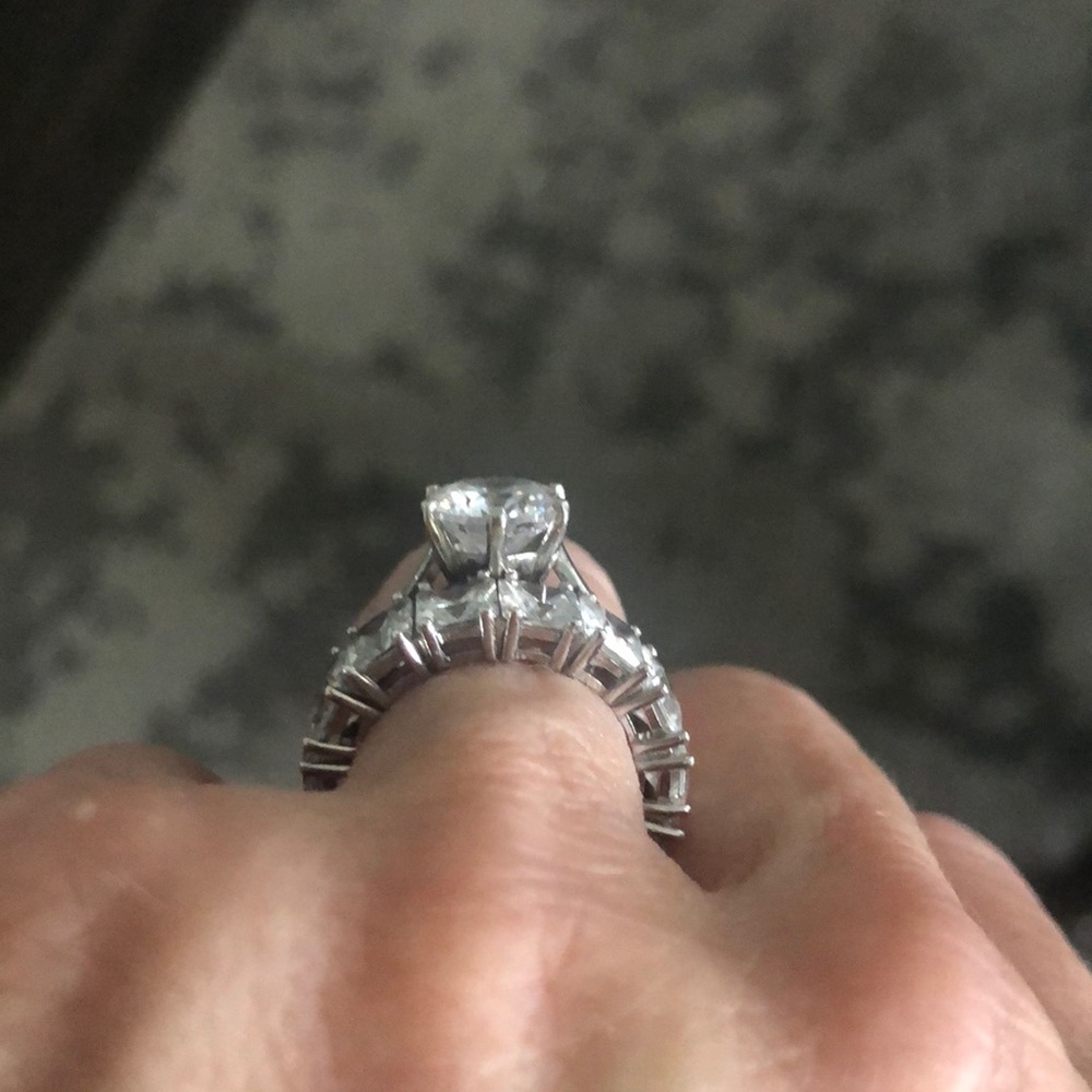 New 3 carat cubic zirconia solitaire. Cathedral basket setting, solid 925 - Picture 1 of 9